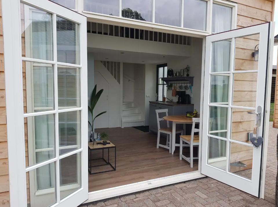 openstaande deuren bij bed en breakfast knusse pronkhuisjes